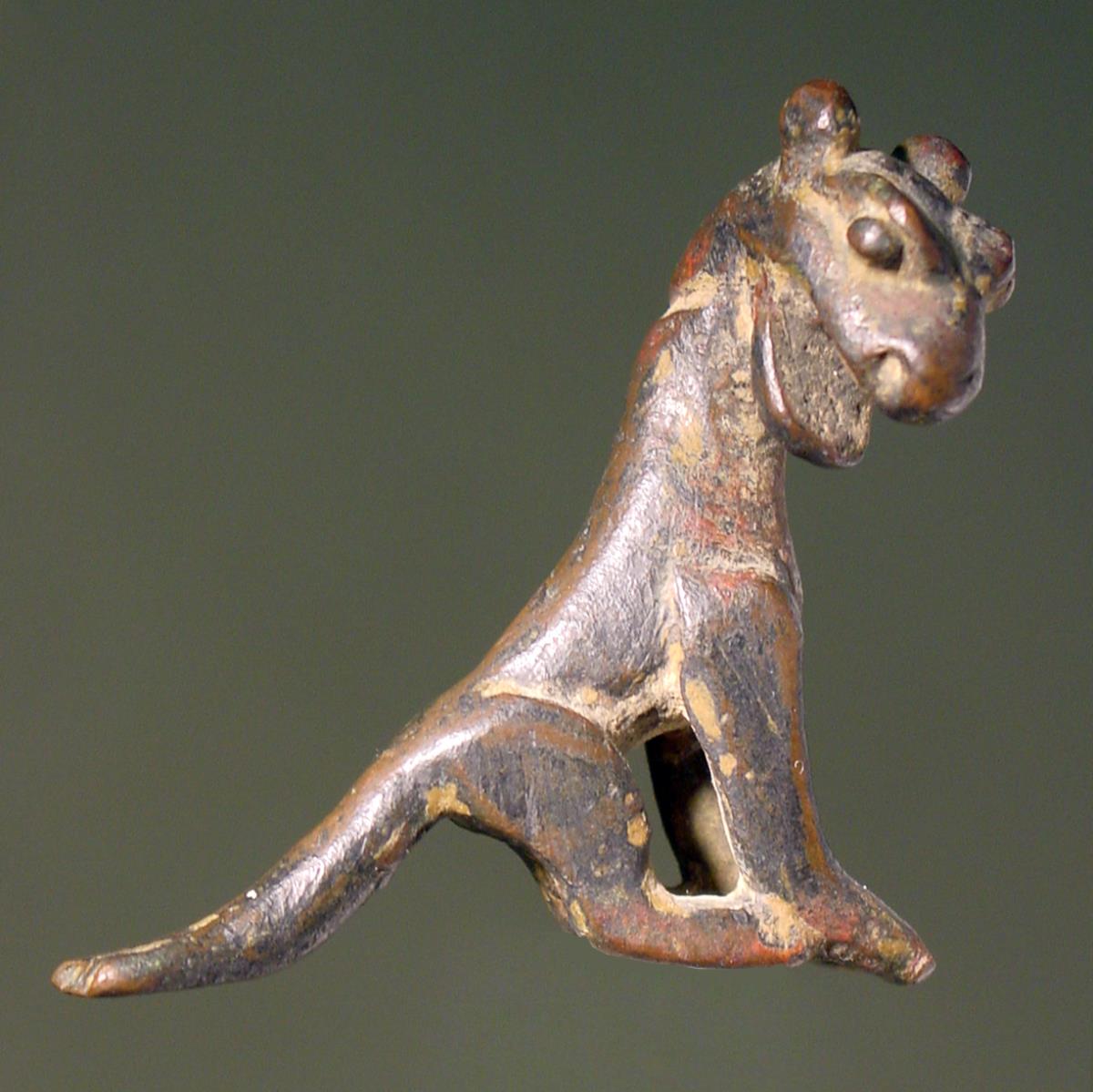 Pantherähnliches, hockendes Tier