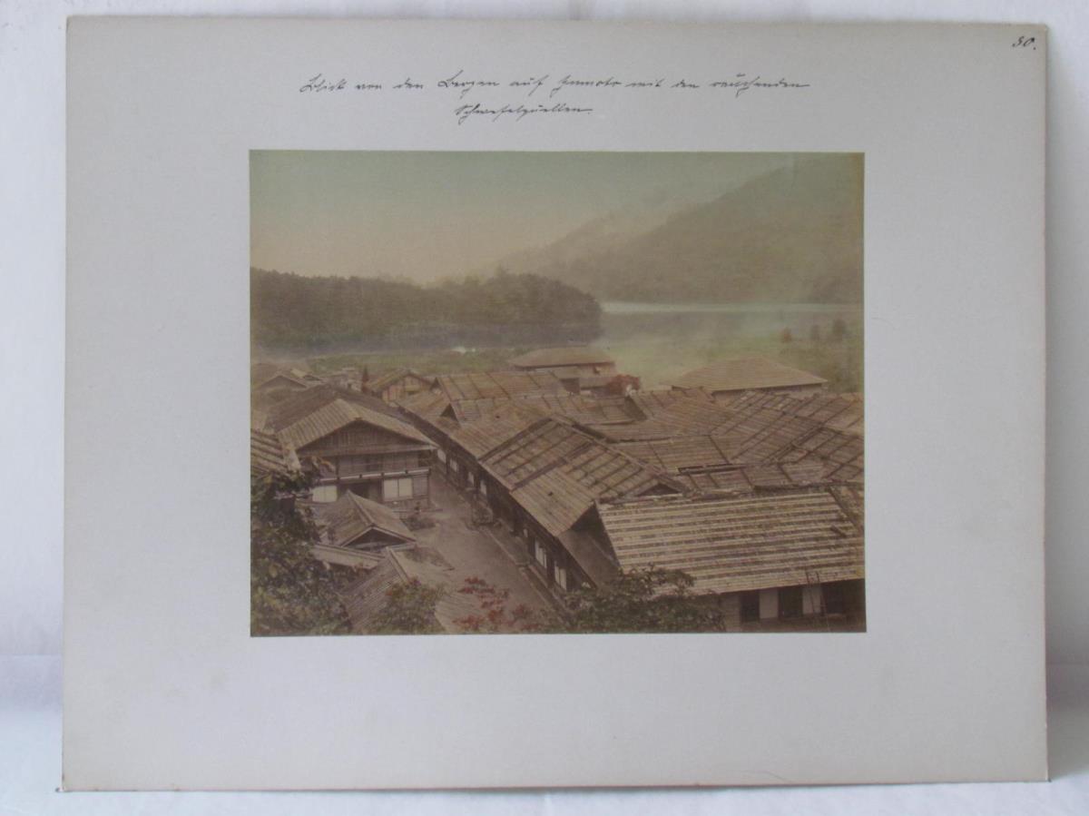 Blick von den Bergen auf Yumoto mit den rauchenden Schwefelquellen