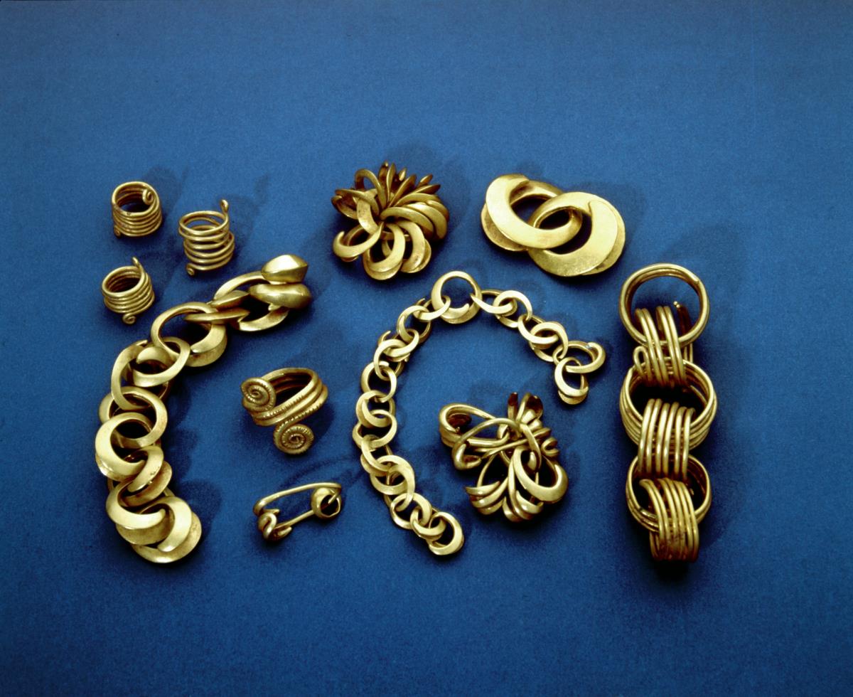 Hortfund mit Locken- und Spiralringen (Auswahl der verschiedenen Schmucktypen)
