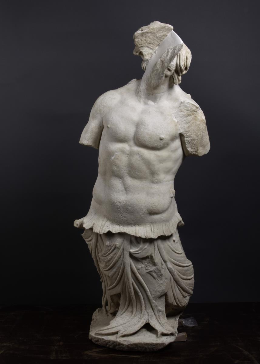 Akroterfigur vom Dach des Pergamonaltars. Triton