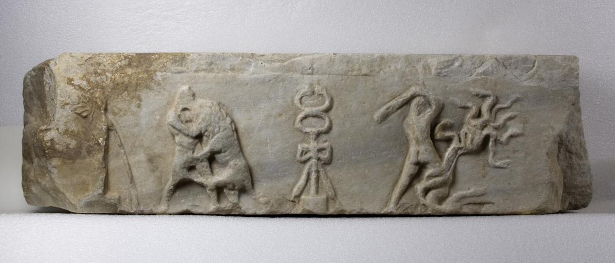 Friesblock mit Darstellung von Heraklestaten