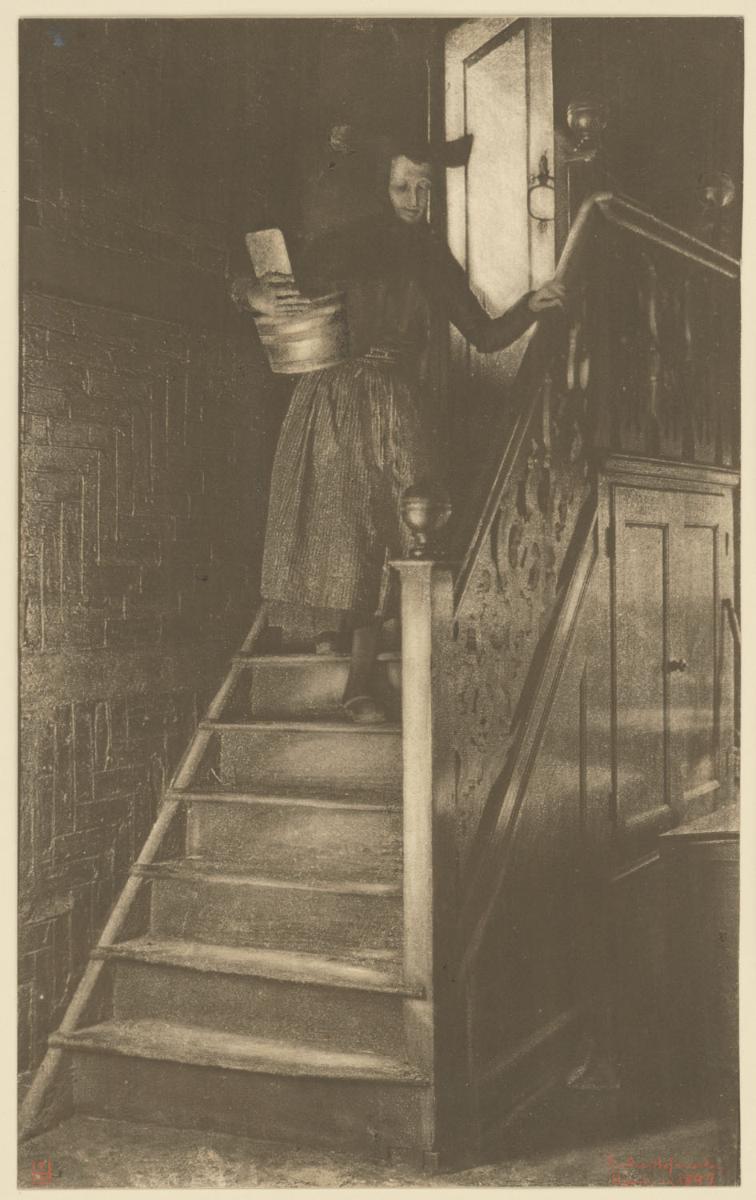 Ohne Titel (Frau in Tracht auf der Treppe)