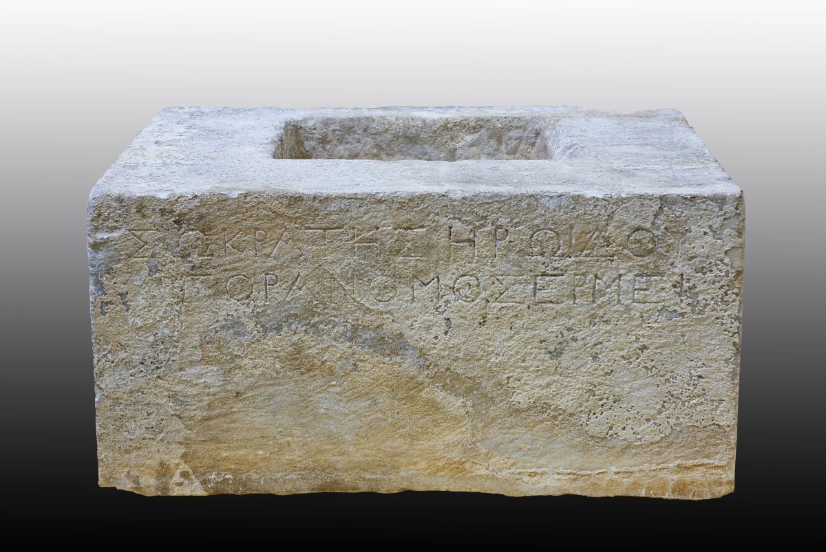 Vierseitige Basis: Weihung eines Agoranomen an Hermes, den Schutzgott des Marktes