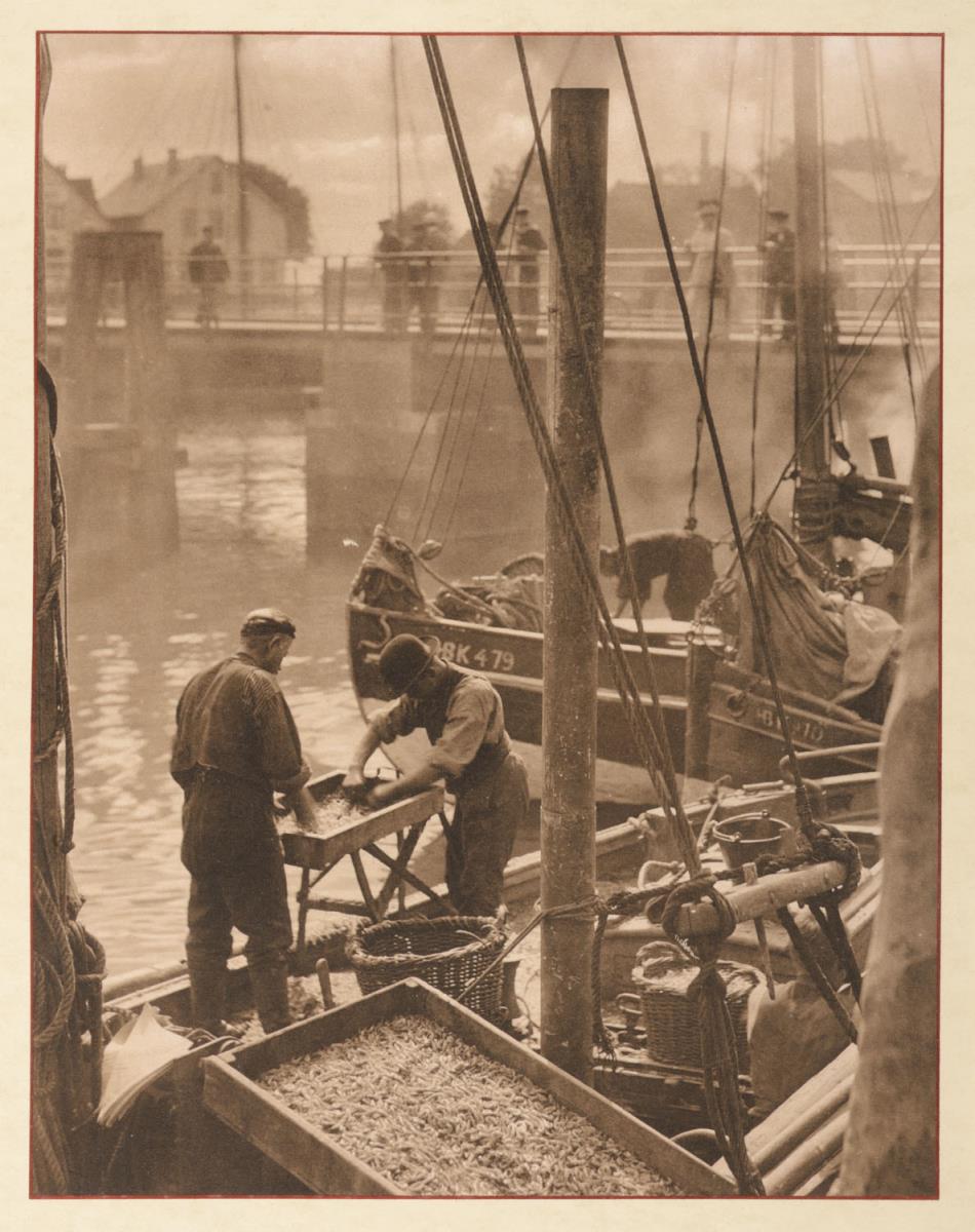 Cuxhaven. Krabbenfischer beim Abkochen (aus dem Album "Hamburg: Land und Leute der Niederelbe")