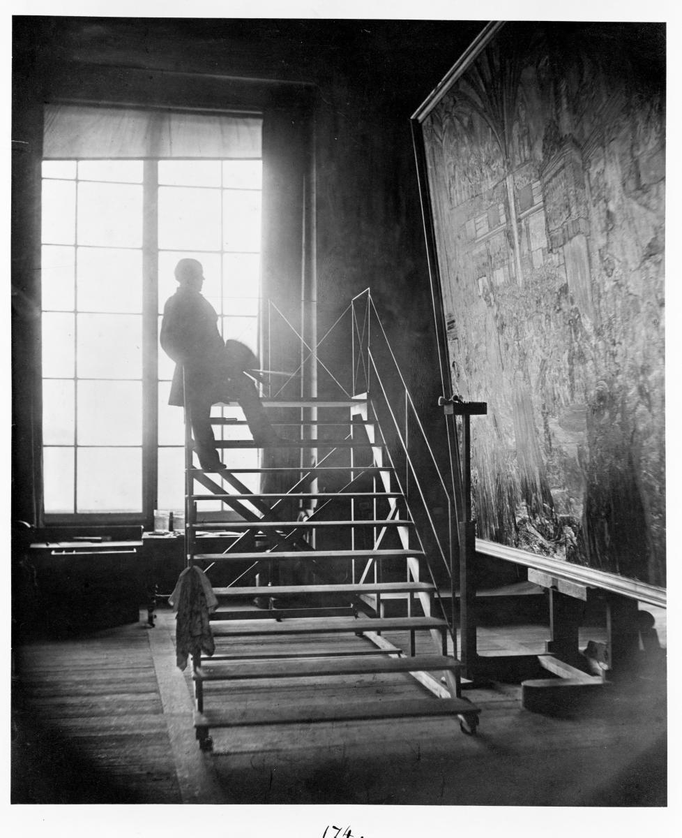 Adolph Menzel auf der Maltreppe vor dem Krönungsbild im Atelier; Fotografie aus dem Krönungsalbum