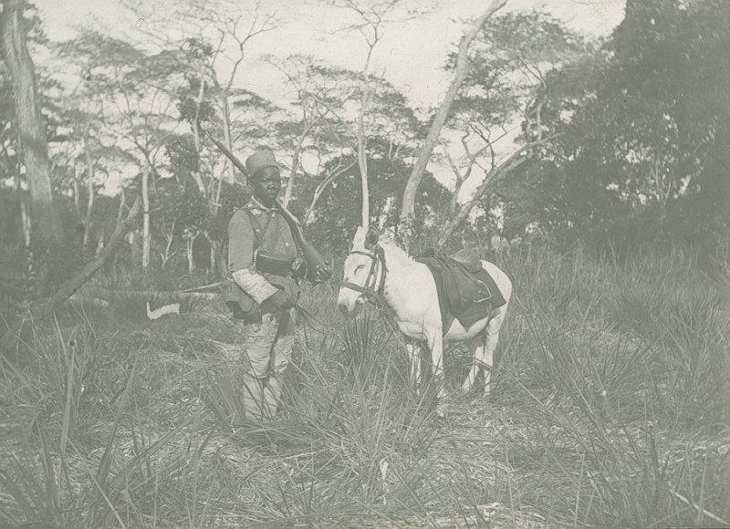 Mein Massai-Esel mit Askari. Unweit des Mbarargendu - Flusses