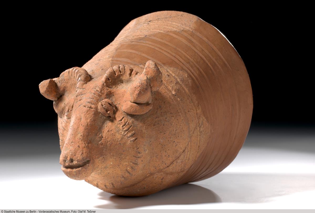 Gefäß mit Darstellung eines Widderkopfes (Rhyton)