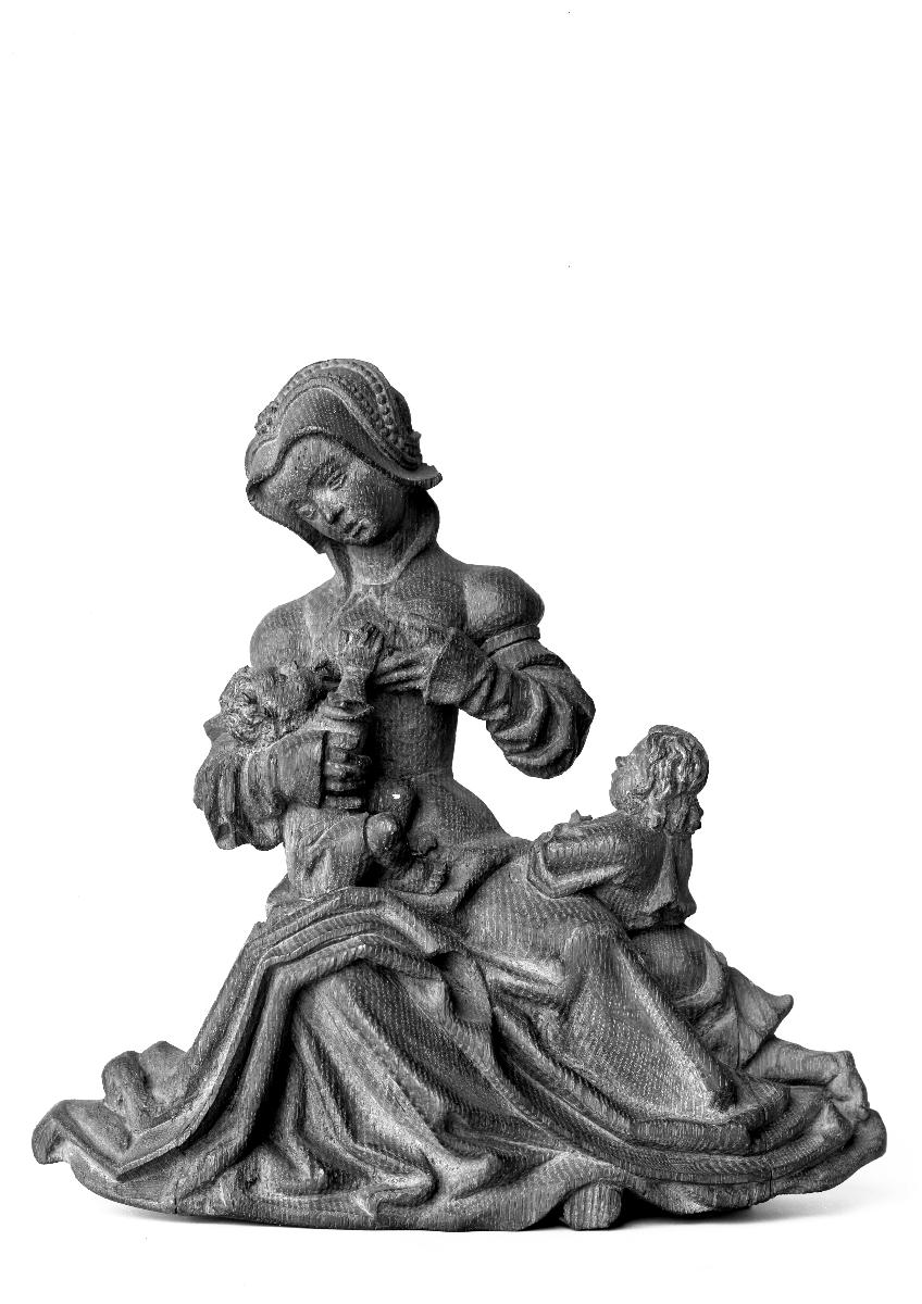 Sitzende Frau mit zwei Kindern