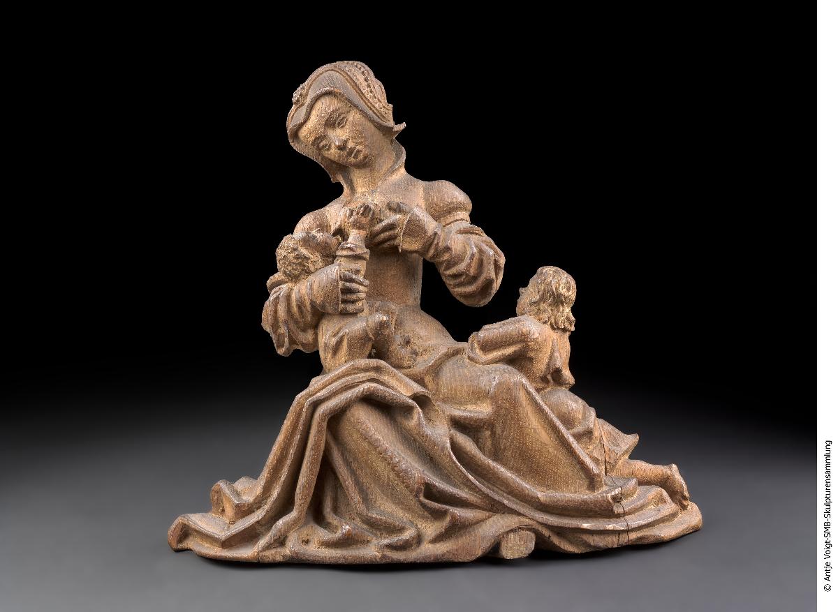 Sitzende Frau mit zwei Kindern