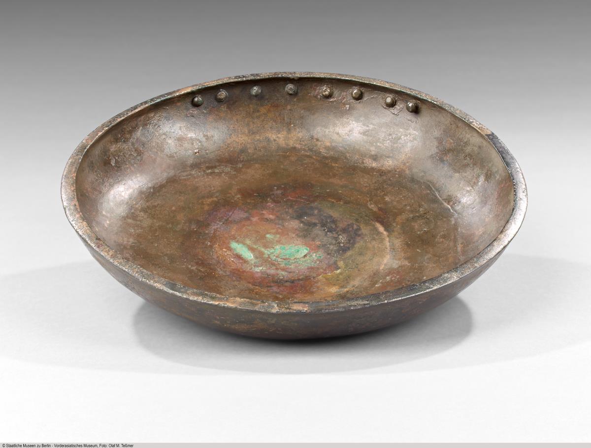 Schale aus Bronze mit Nietendekor
