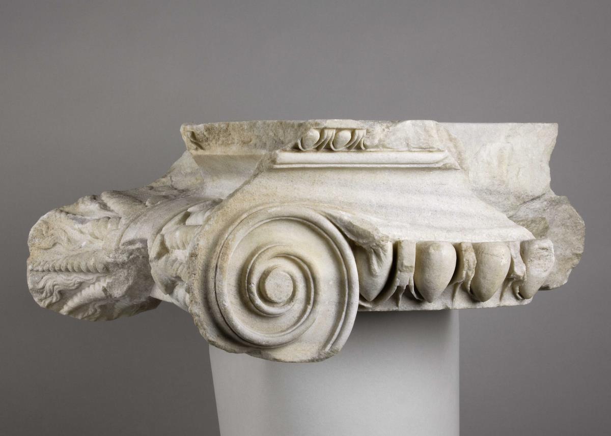 Ionisches Säulenkapitell (Typ C) mit Blitzbündeln des Großen Altars in Pergamon