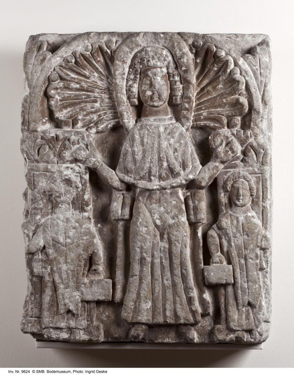 Stele einer Orans mit zwei Figuren