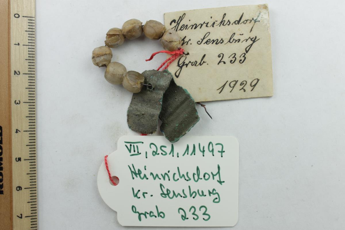 Kette aus Glasperlen und Bronzebleche