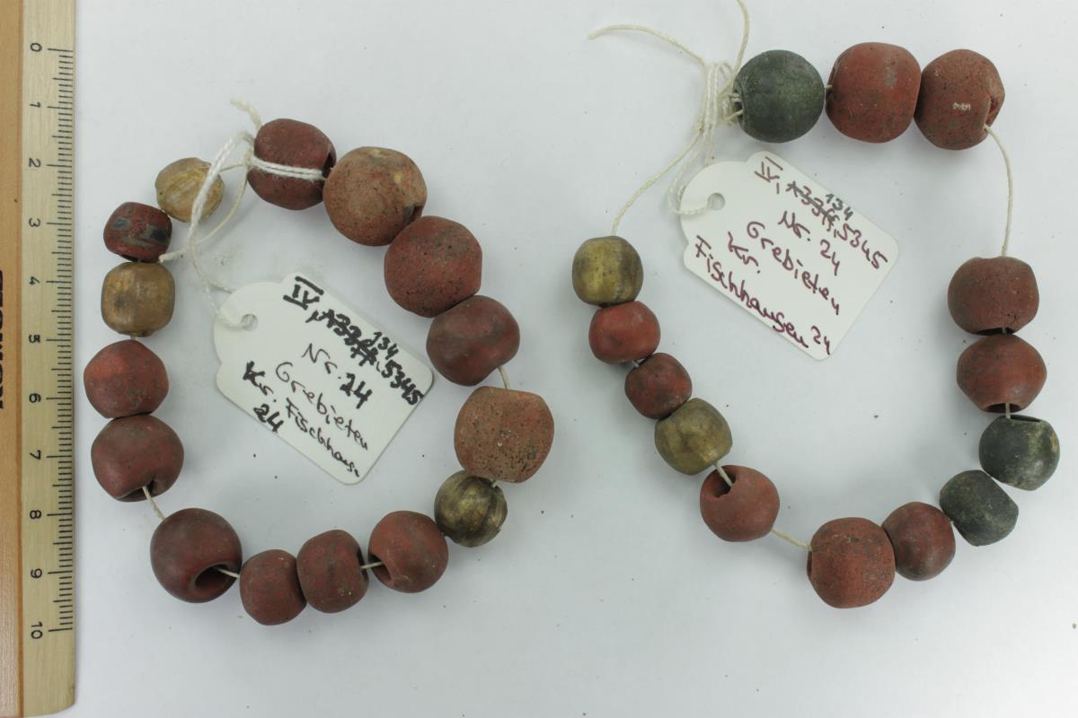 Kette aus Glasperlen und Bronzeperlen