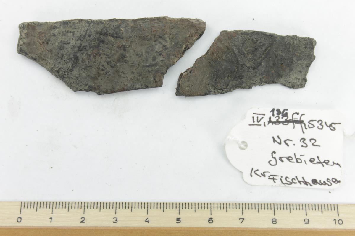 Messer- oder Scherenfragment