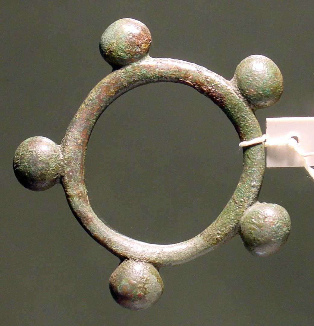 Ring mit fünf kugeligen Knöpfen