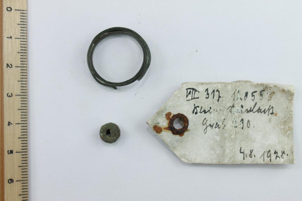 Spiralfingerring, Bronzeperle