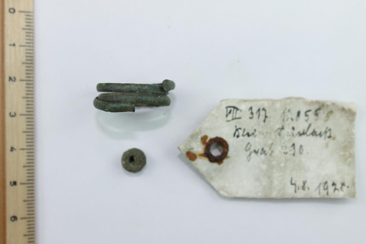 Spiralfingerring, Bronzeperle