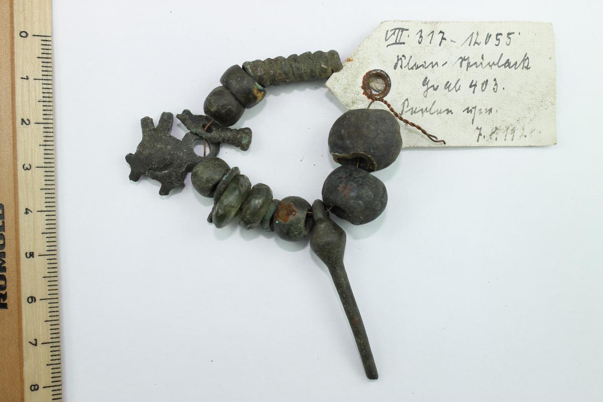 Kette aus Bronzenadeln, Bronzeperlen, Glasperlen, Bronzespiralen, Bronzeanhänger