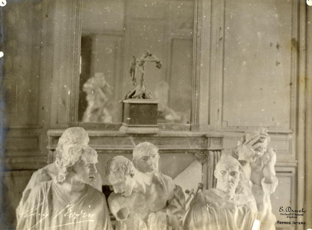 Die Bürger von Calais in der Folie Payen, auf dem Kamin Perseus und Medusa