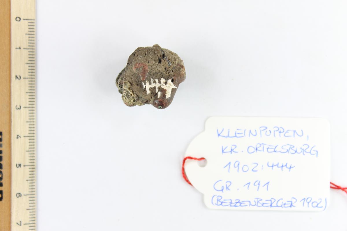 Glasperlen mit Knochenresten