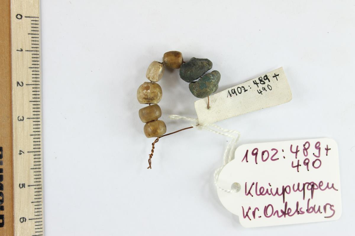 Kette aus Glasperlen und Bronzeperlen