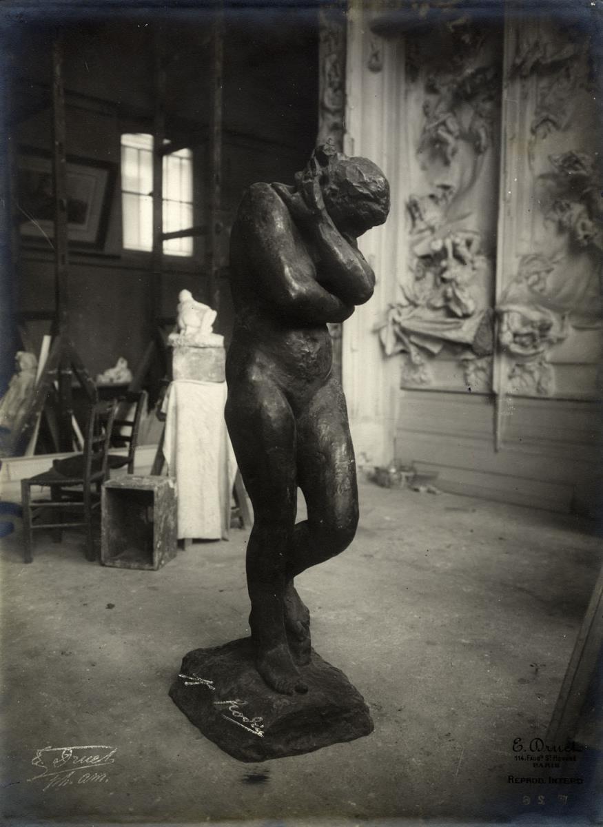 Eva vor dem Höllentor im Atelier du Dépôt des marbres