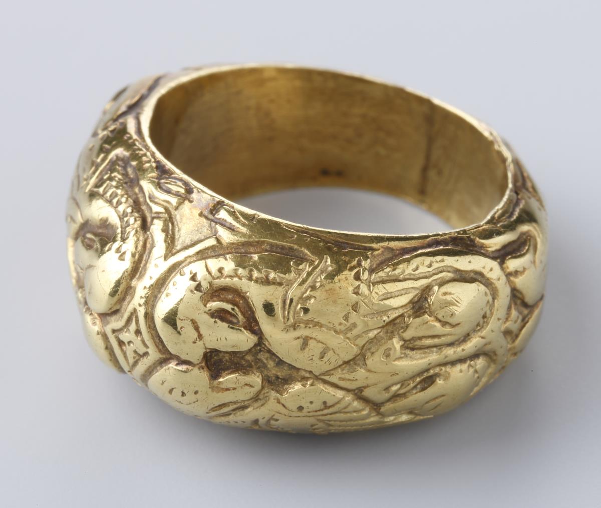 Fingerring mit gegenständigen Vogelpaaren aus dem "Mainzer Goldschmuck"