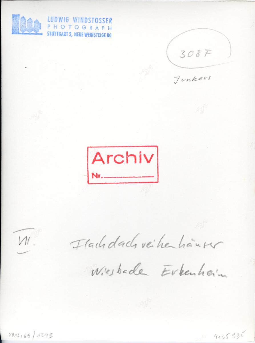 Junkers, Badezimmer mit Junkers-Warmwasserboiler in modernem Reihenhaus in Erbenheim