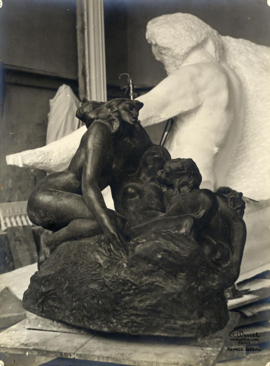 Drei Sirenen vor der unvollendeten Steinfassung des Denkmals für Victor Hugo im Atelier du Dépôt des marbres