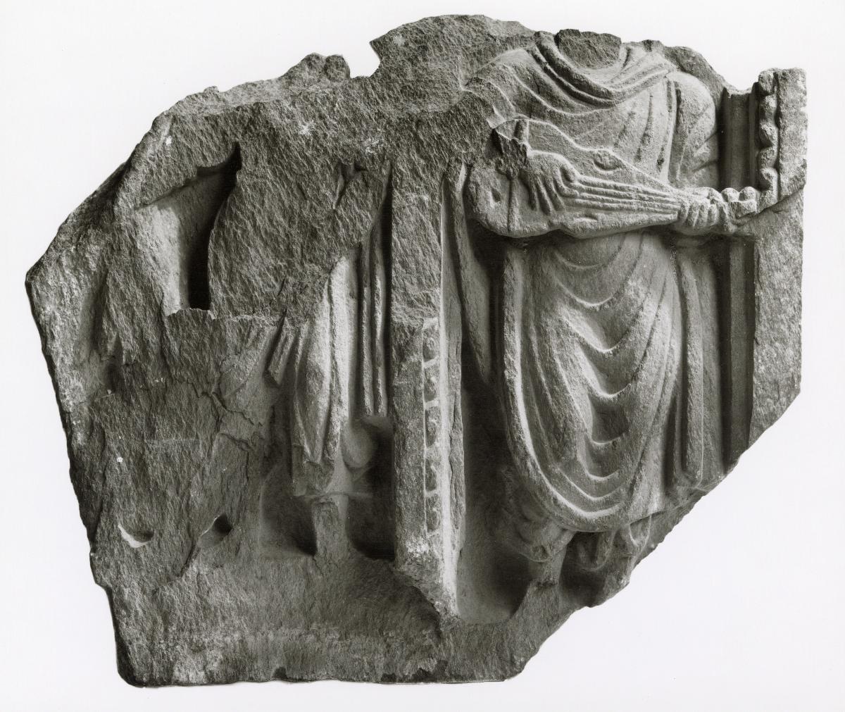 Zweiszeniger Fries (Fragment): Staubspende (links). Szenentrenner: Lautenspieler (rechts)