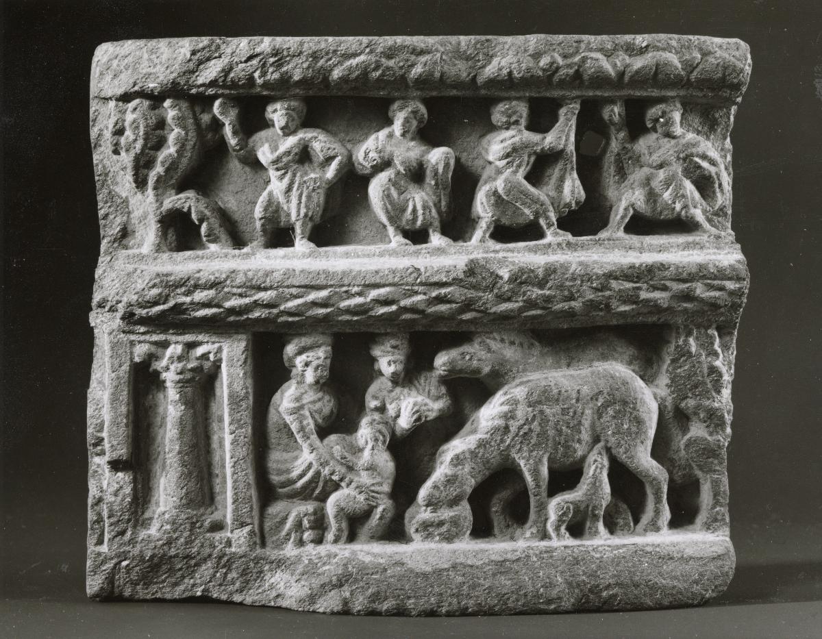 Erzählende Szene (unten): Die Geburt des Dieners Chandaka und des Pferdes Kanthaka. Schmuckfries (oben) mit tanzenden Figuren