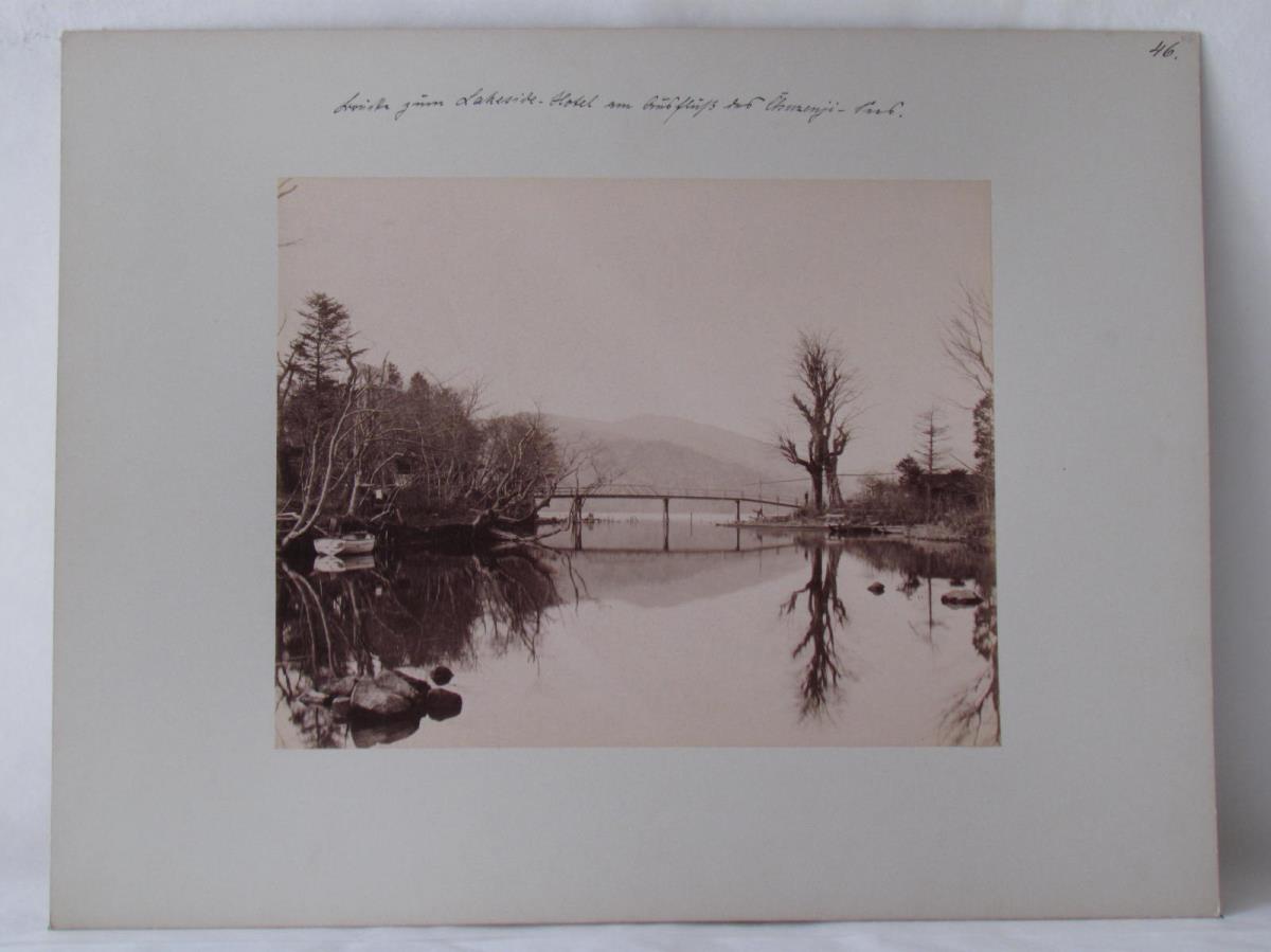 Brücke zum Lakeside Hotel am Ausfluß des Chuzenji - Sees