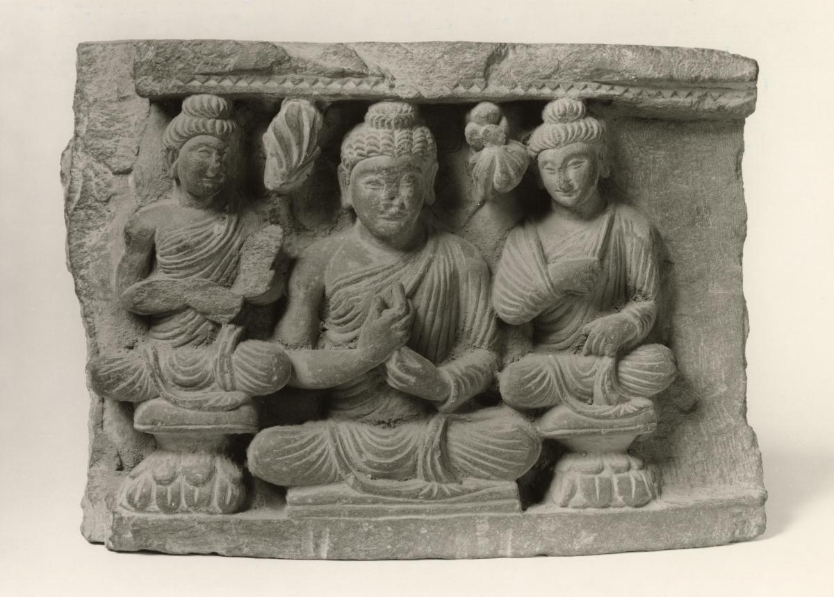 Sitzender Buddha in Lehrgeste (dharmachakra-mudra) umgeben von zwei sitzenden Buddhas (Fragment)
