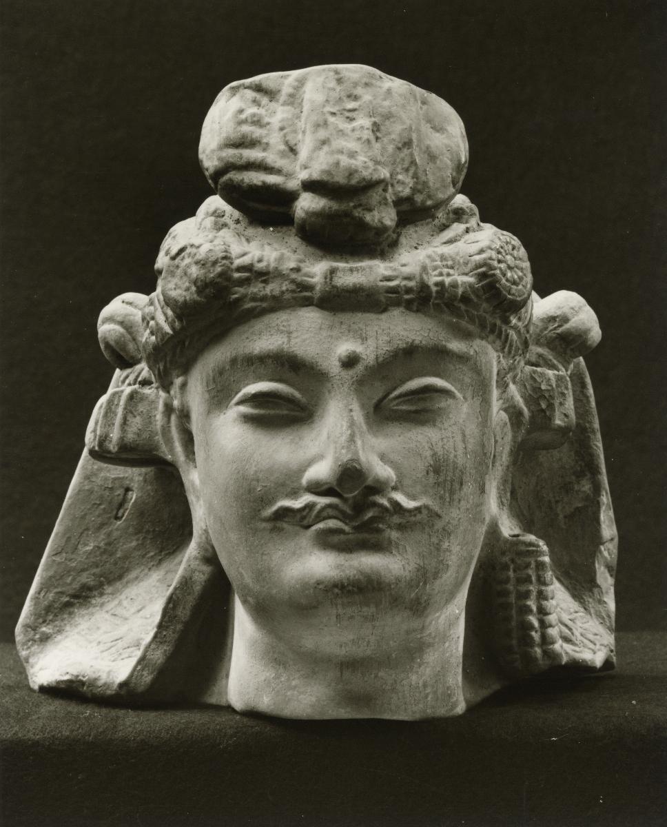 Kopf eines Bodhisattva mit Turban und Schnurrbart