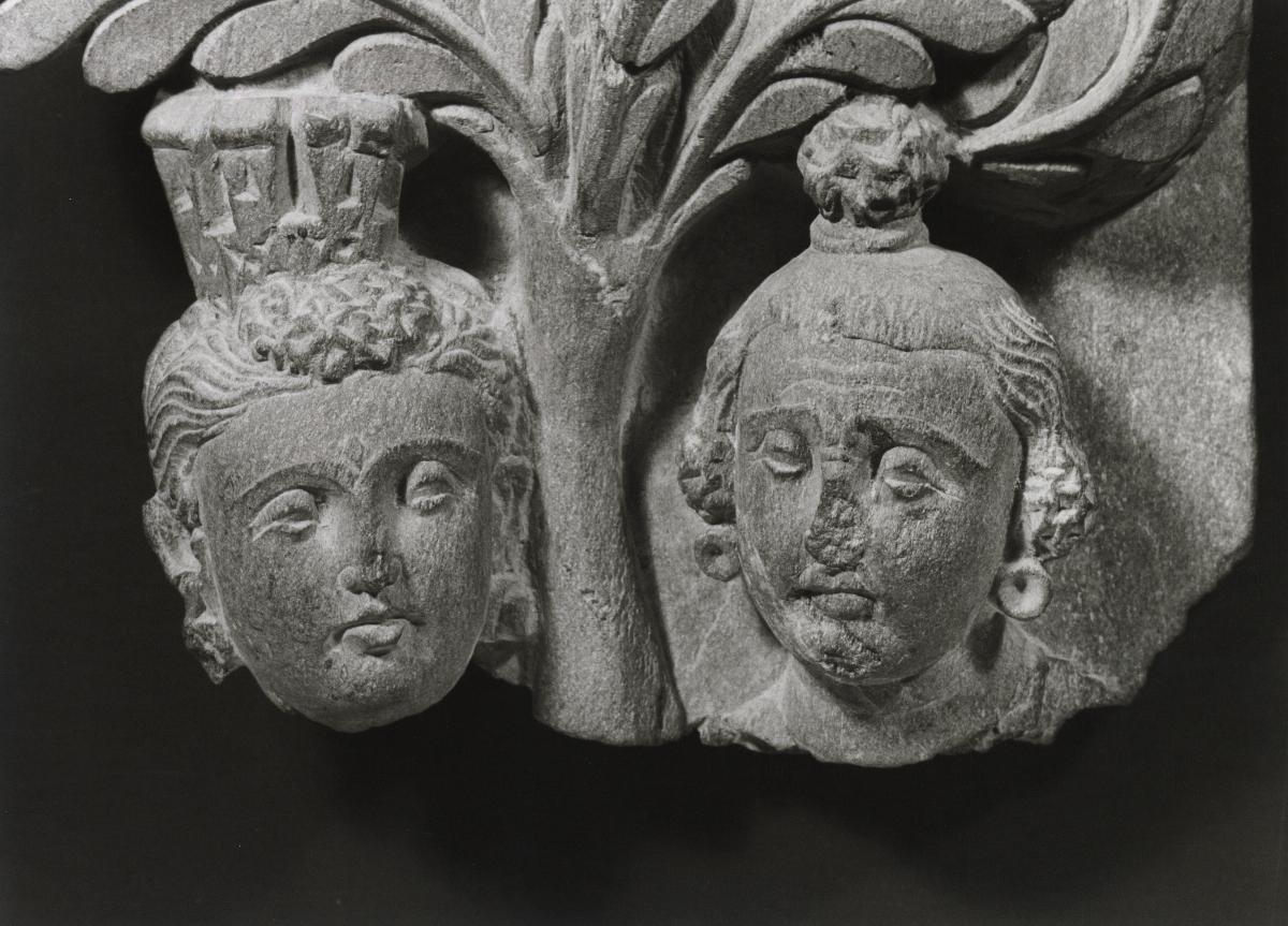 Erzählende Szene, evtl. Fragment aus einer Szene des Dahinscheidenden Buddha (mahaparinirvana): Yaksha in Shala-Baum, Kopf einer Stadtgöttin und eines Klagenden