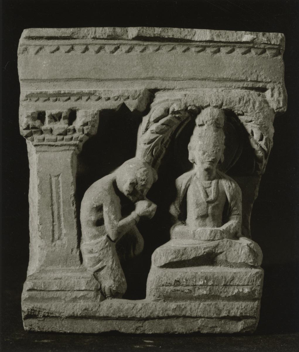 Meditierender Bodhisattva unter Baum mit (knieendem?) Adoranten (Fragment)
