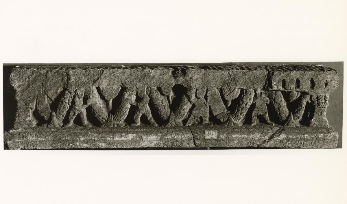 Schmuckfries: Von Yaksha-Eroten getragene Girlande