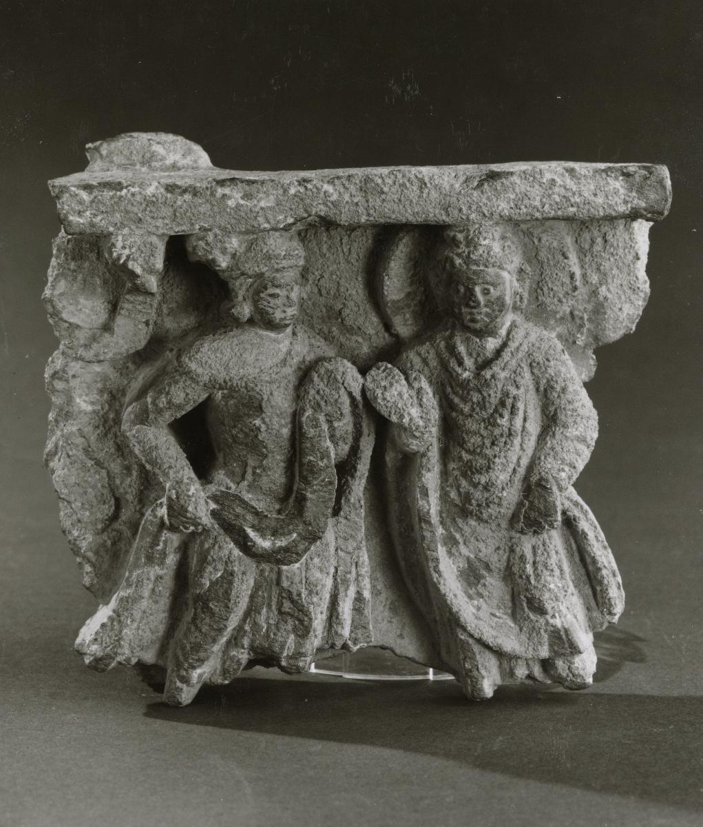Stehender Buddha mit Nimbus und männlichem Verehrer mit Girlande (Fragment)