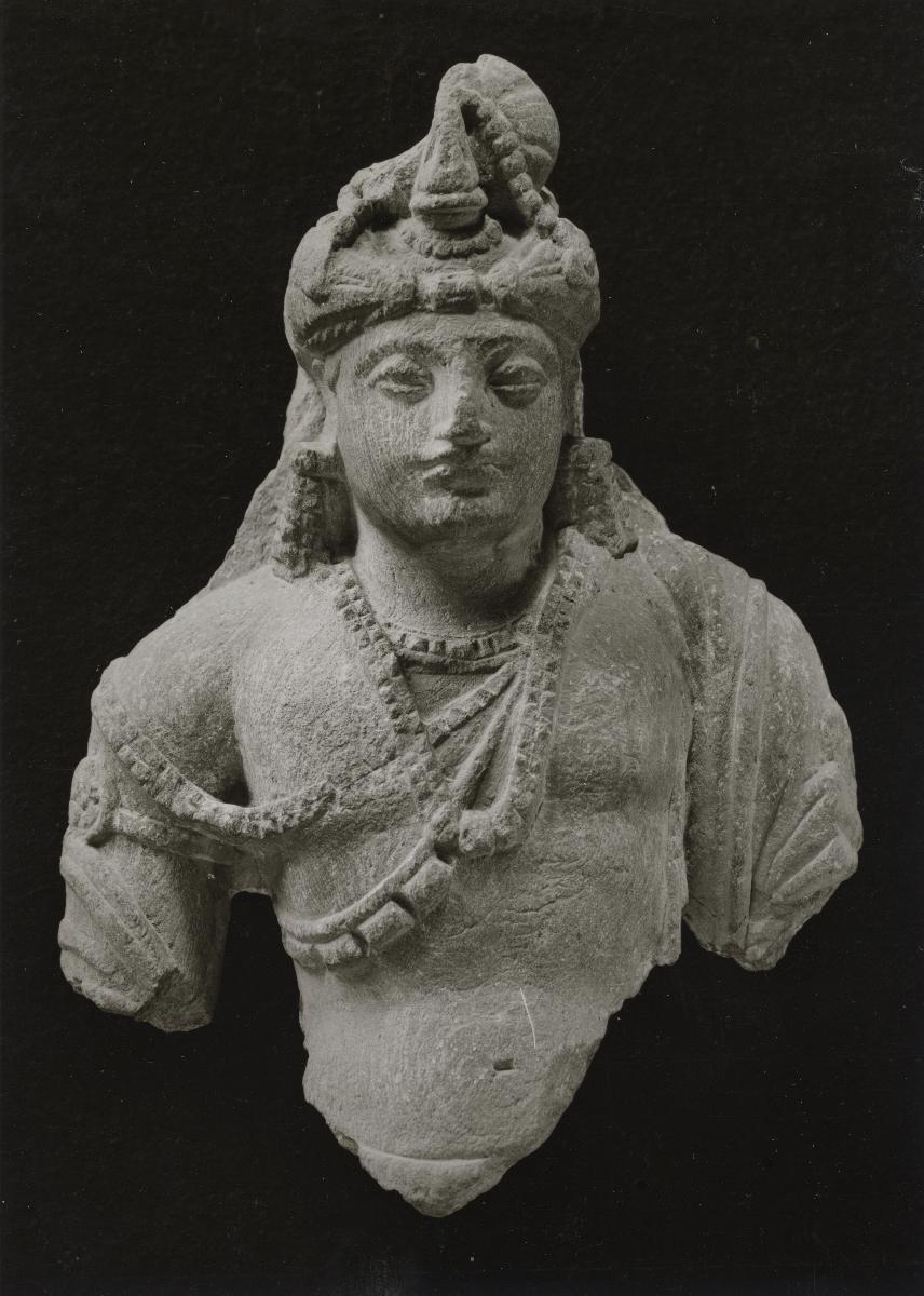 Oberkörper eines Bodhisattva mit Turban (Fragment)