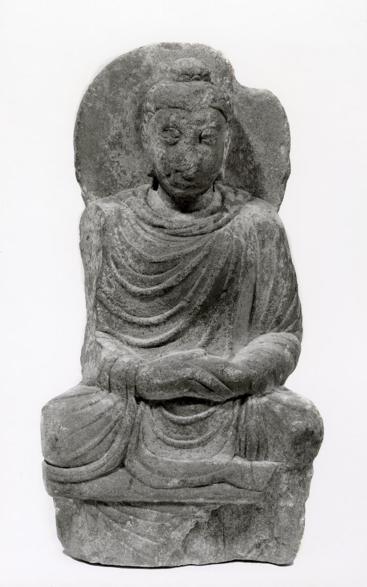 Meditierender Buddha auf Sockel mit Vorhangmotiv (Fragment)