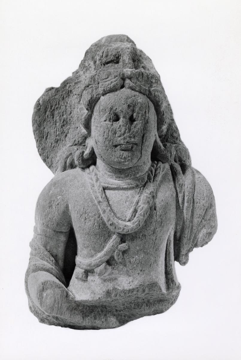 Oberkörper eines sitzenden (meditierenden?) Bodhisattva (Fragment)