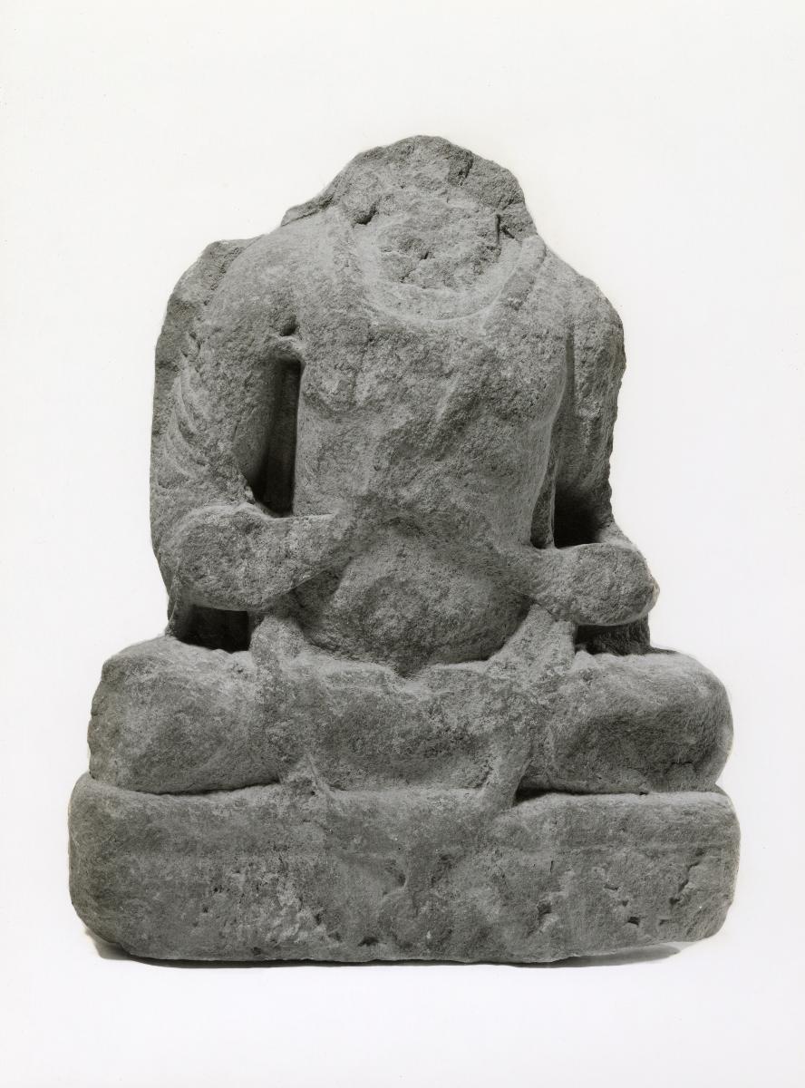 Torso eines sitzenden Bodhisattva in Lehrgeste (dharmachakra-mudra) auf beschädigtem Sockel