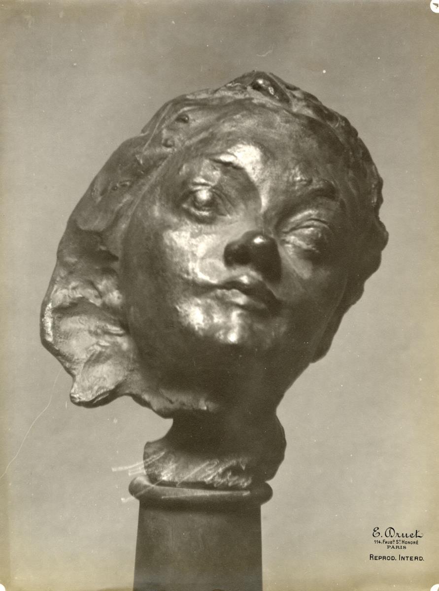 Die kleine Frauenmaske (Petite Tête au nez retroussé) auf einer Säule (en face)