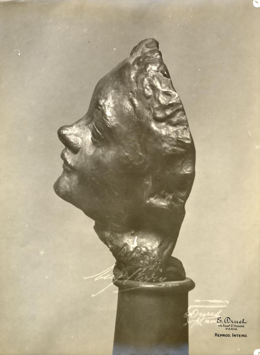 Die kleine Frauenmaske (Petite Tête au nez retroussé) auf einer Säule (Profil)