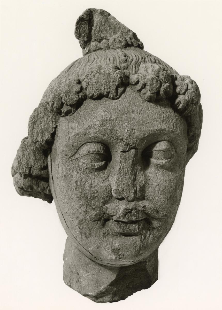 Kopf des zukünftigen Buddha Maitreya mit Schnurrbart