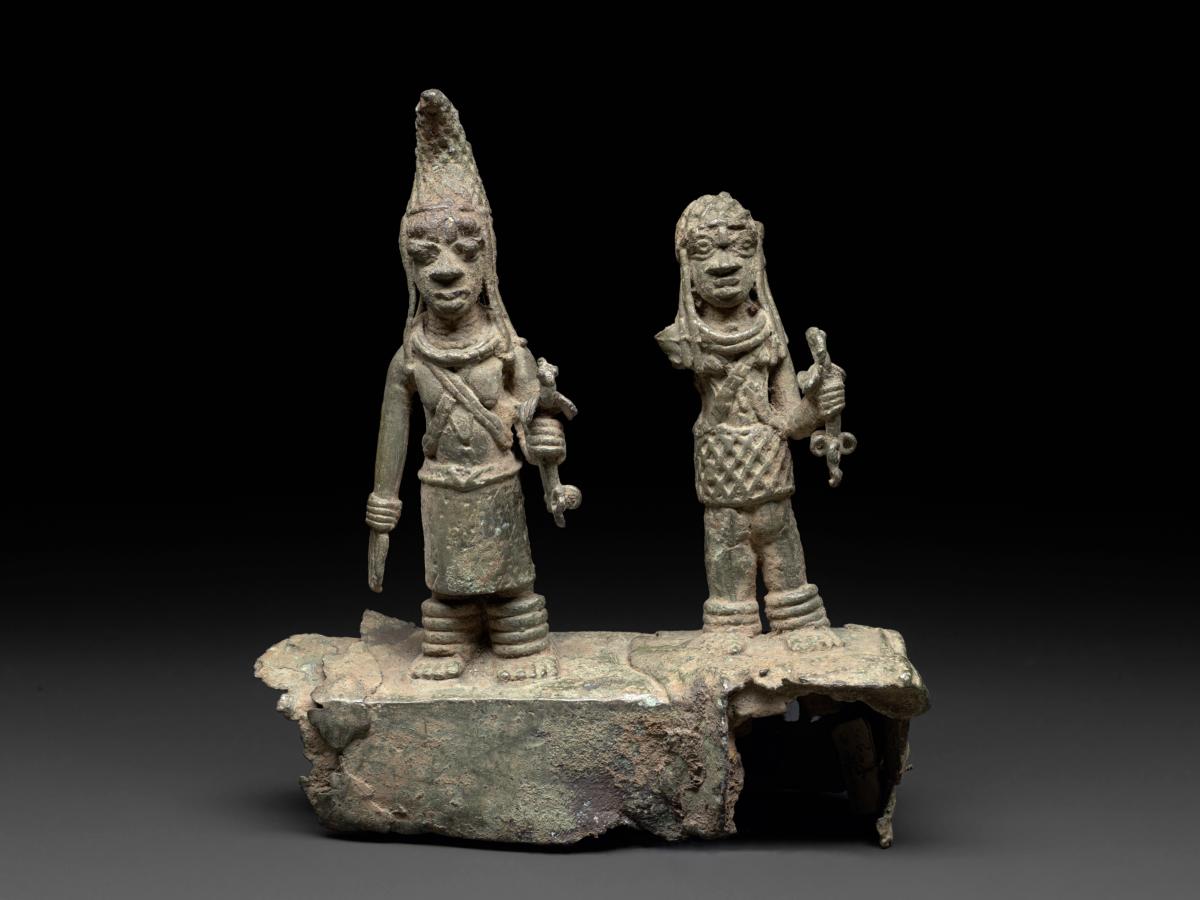 Königinmutter mit Begleitfigur
