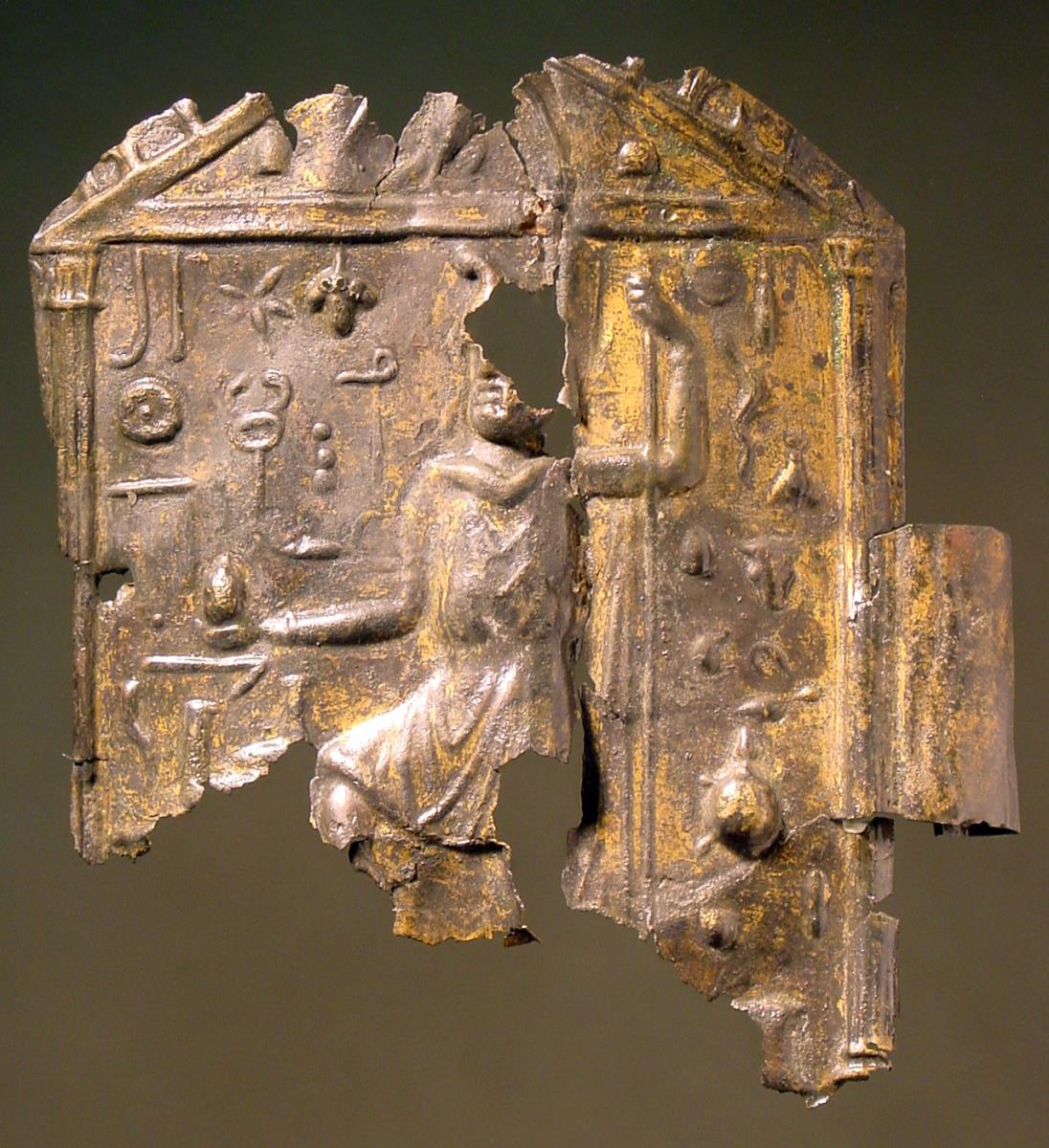 Fragmentiertes vergoldetes Bronzeblech mit Scharnier: Jupiter mit phrygischer Mütze (vermutlich Sabazius)