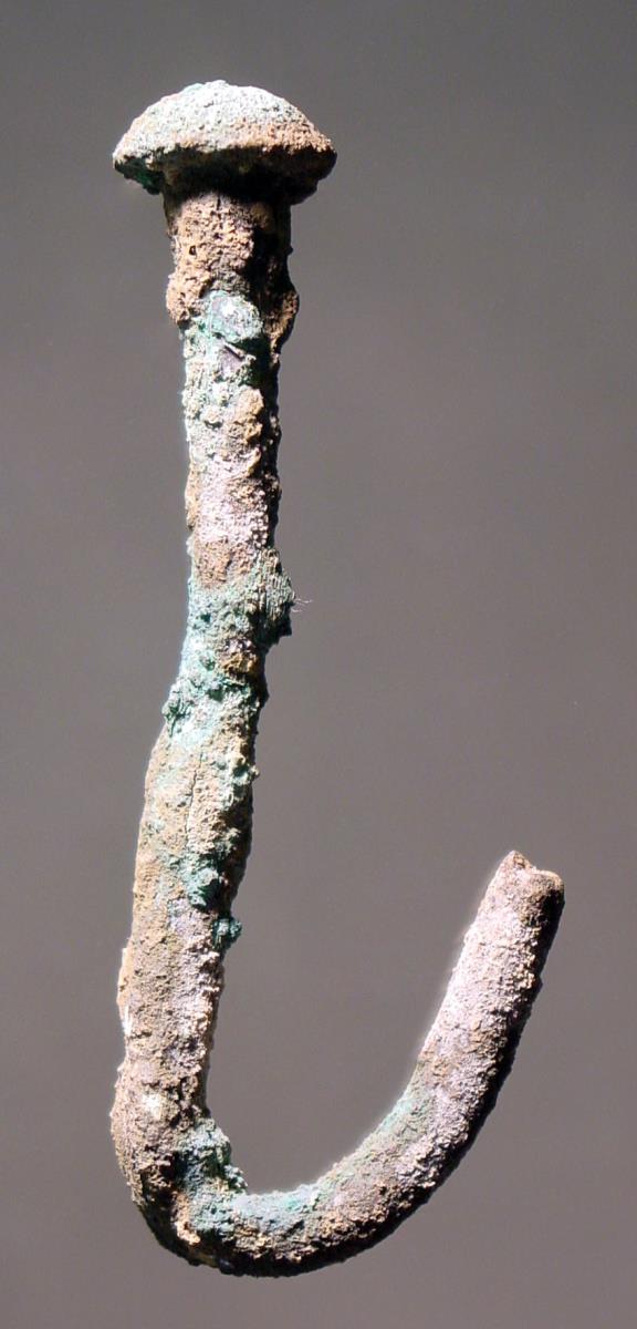 Mykenischer Nagel mit rundem Kopf, unten umgebogen