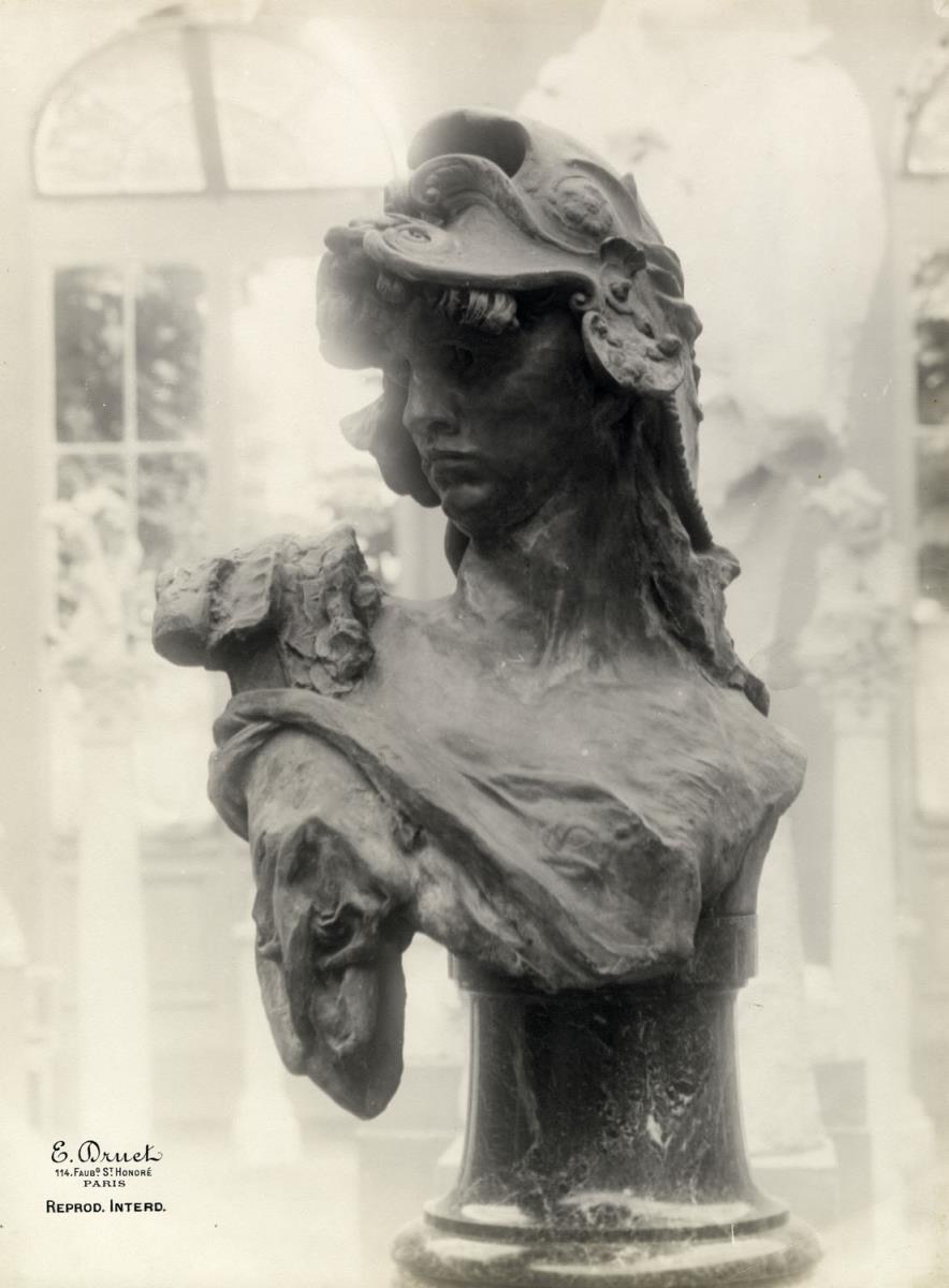Bellona vor dem Denkmal für Balzac im Pavillon de l'Alma